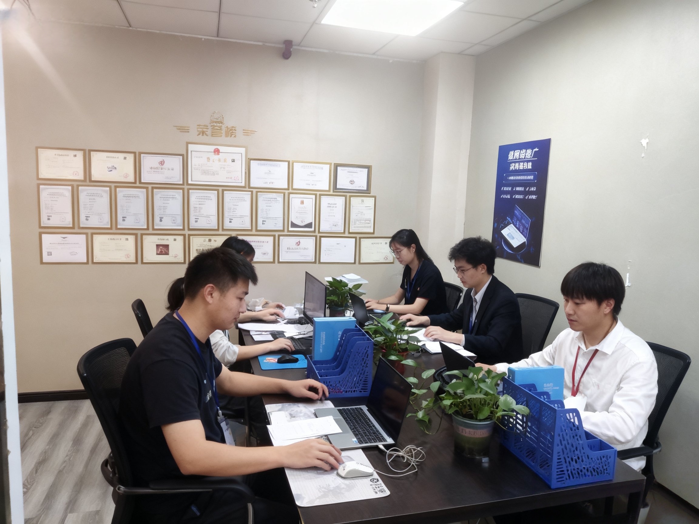 企业团队办公实拍图